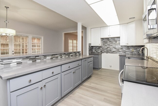 Building Photo - 201 Vanderpool Ln