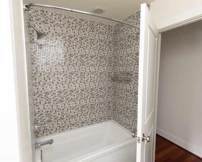 Building Photo - Chevy Chase Area One Bed, One Bath Condo R...