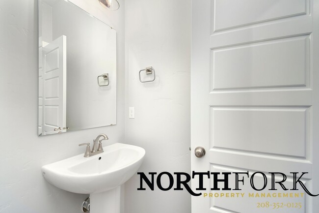 Building Photo - Modern Comfort Meets Meridian Living