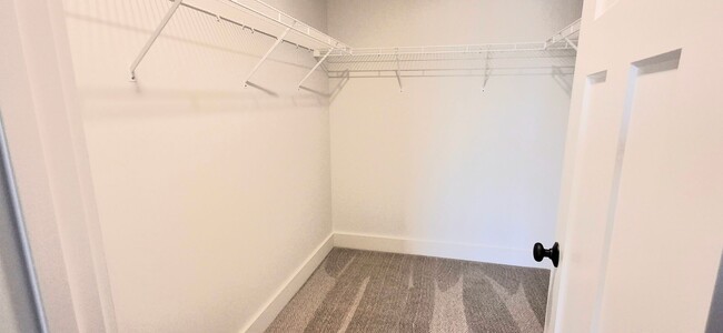Building Photo - 3 Bedroom 2.5 Bathroom Available in Elizab...