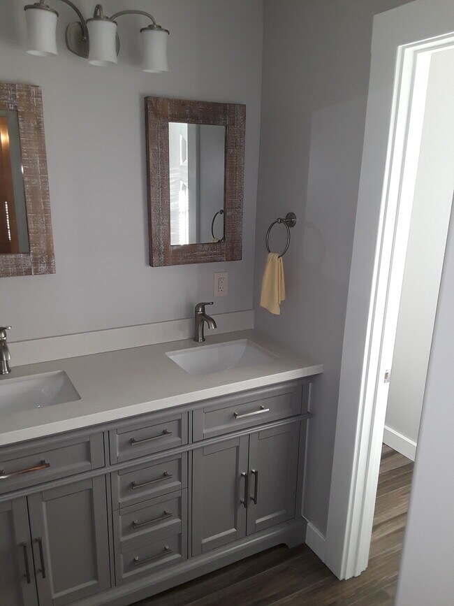 Master double sinks - 608 Elefa St
