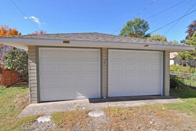 Building Photo - 3235 S 39th Ave