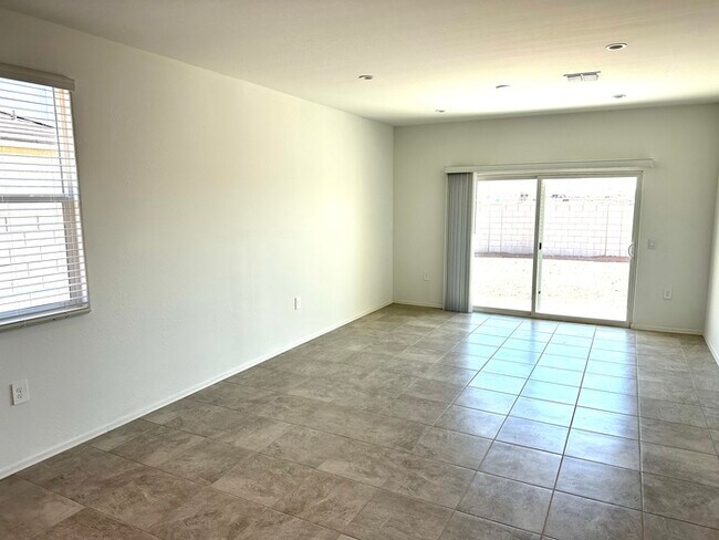 Building Photo - Gorgeous NEWER 4 bedroom 2 bath home in Carlton