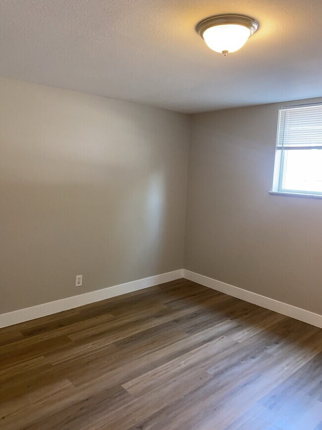 Building Photo - AVAILABLE NOW!  "Charming 2-Bedroom Gem in Denver's Heart with Spacious Layout - 837 Sq Ft of Coz...