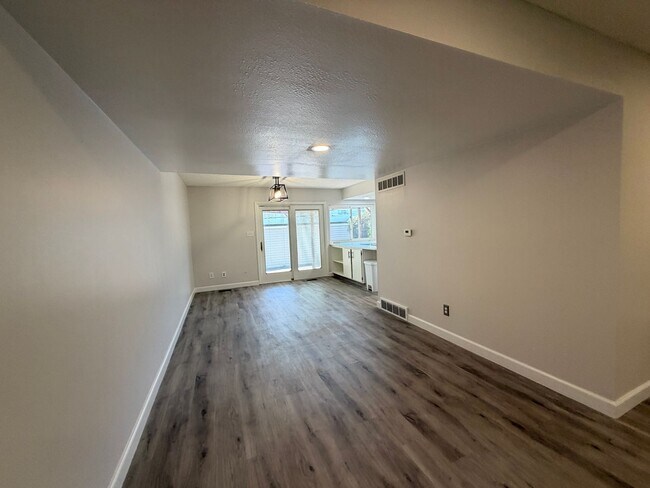 Building Photo - 529 S Xenon Ct