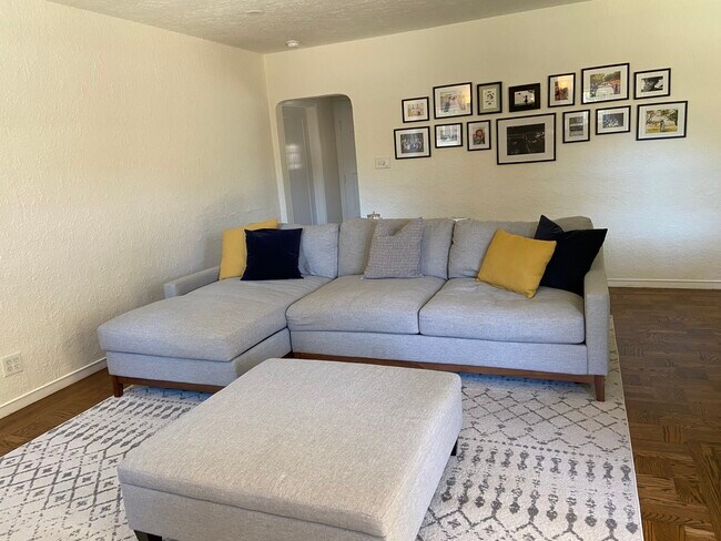 Living room - 2034 Augustan Ave