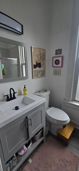 Building Photo - 2015 W Saint Paul Ave