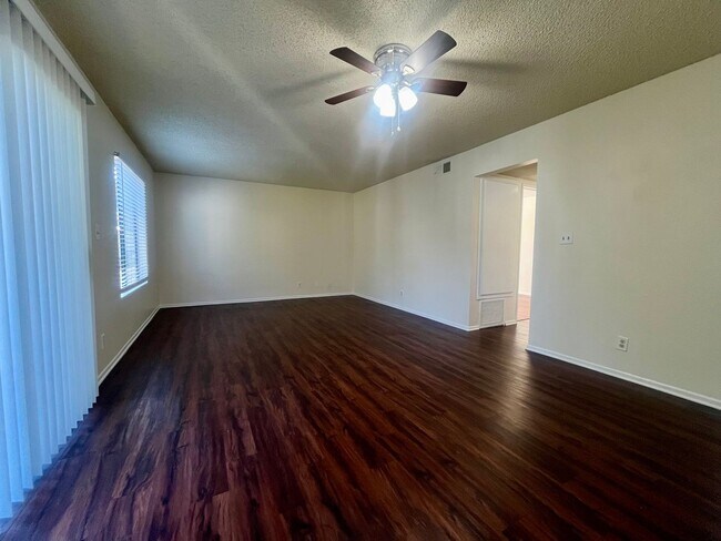Building Photo - BELLA APARTMENTS: Beautiful 2 Bed - 2 Bath