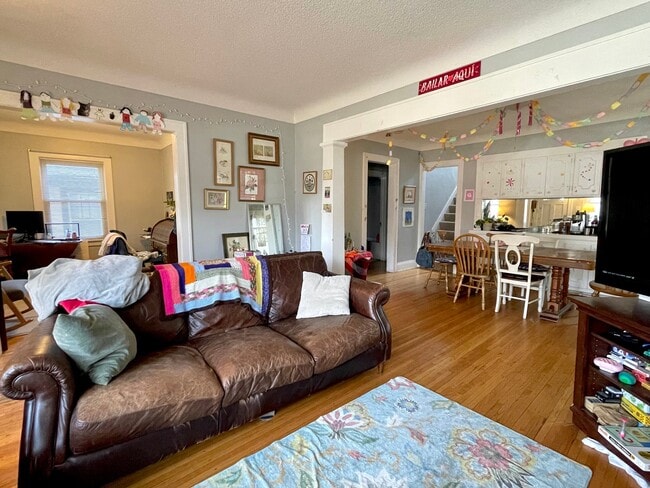 Building Photo - 2080 Roblyn Ave