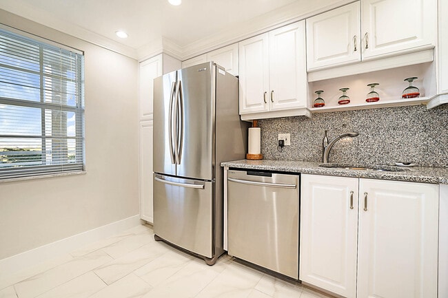 Building Photo - 575 Oaks Ln