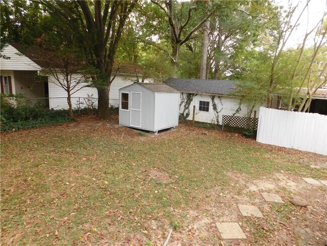 Building Photo - 219 Parkview Dr SE
