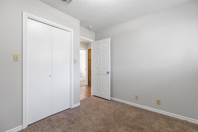 Building Photo - 506 Lakeway Dr