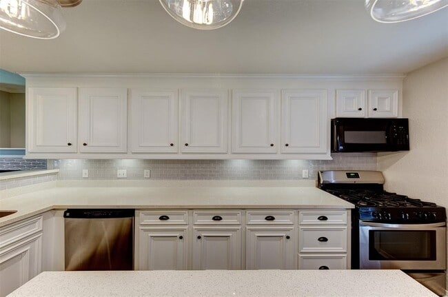 Building Photo - 402 Live Oak Ln