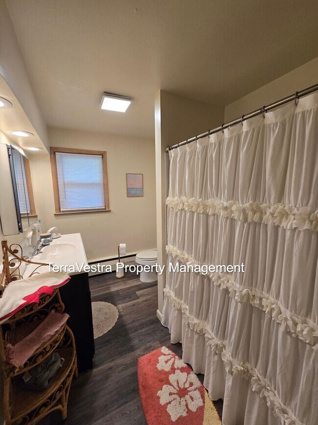Building Photo - College rental 5 bedroom 4 bathroom Now sh...
