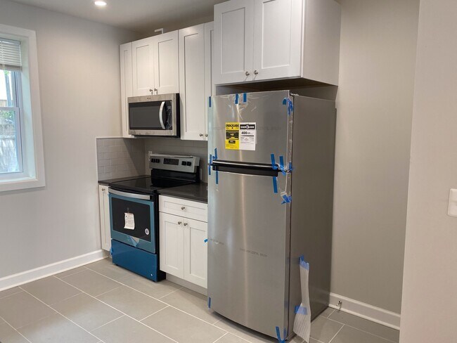 Building Photo - Modern Passyunk Square 3 Bedroom, 1.5 Bath Home! W/D! Yard! Central Air! Come check this out! H/W...