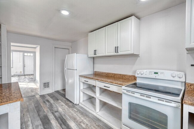 Building Photo - Newly Renovated 3 Bedroom, 1 Bathroom Townhouse