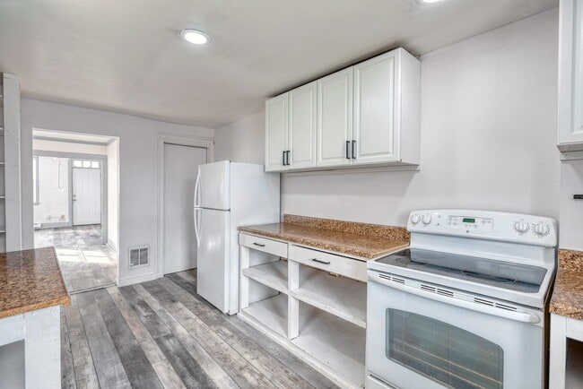 Building Photo - Newly Renovated 3 bedroom, 1 bedroom townhouse