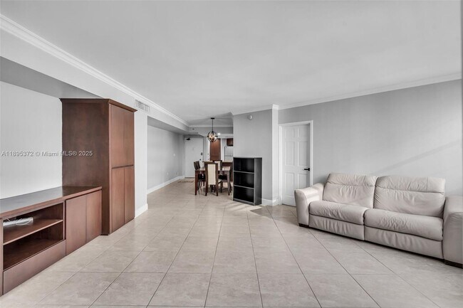 Building Photo - 999 Brickell Bay Dr