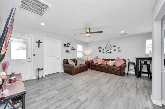 Building Photo - 834 Ellington St