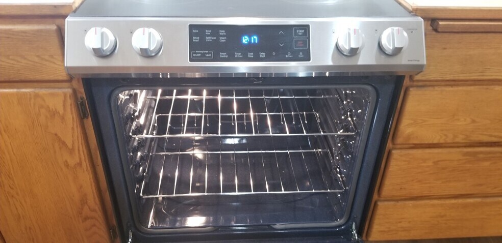 Brand new stove - 10615 Hillsboro Dr NW