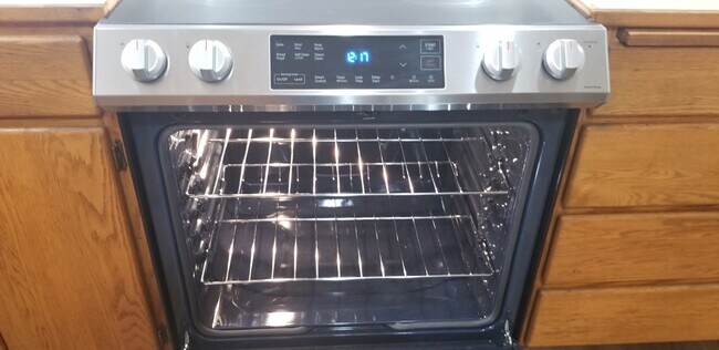Brand new stove - 10615 Hillsboro Dr NW