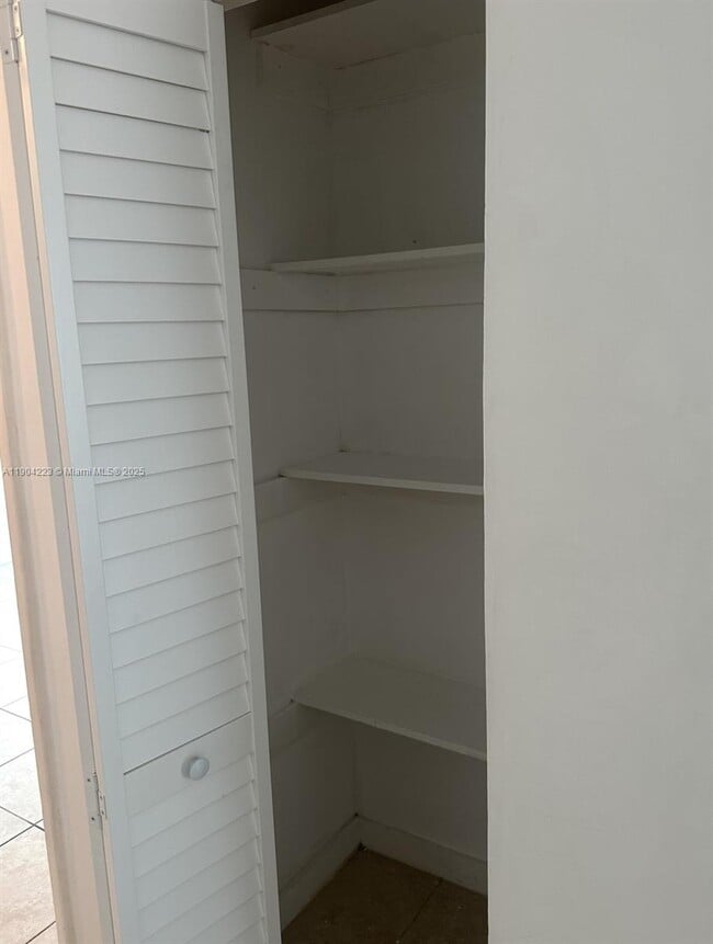 Building Photo - 985 SW 5th St