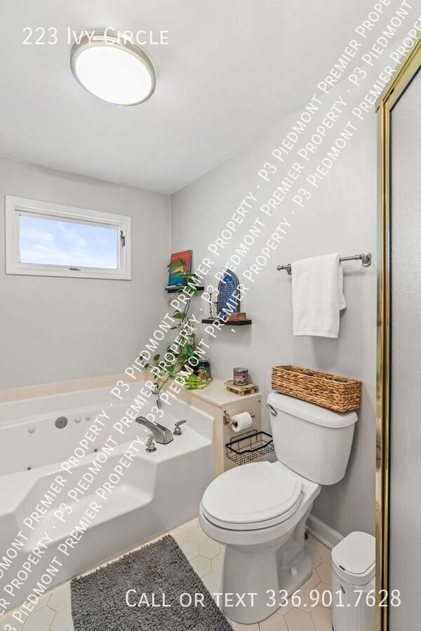 Building Photo - 223 Ivy Cir