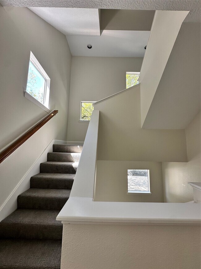 Building Photo - 2713 Crawford St