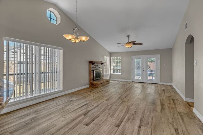 Building Photo - "Fantastic 3-Bedroom, 2 Bath Home in Prime...