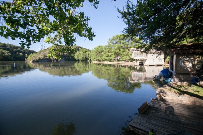 Building Photo - 1810 Lakeshore Dr