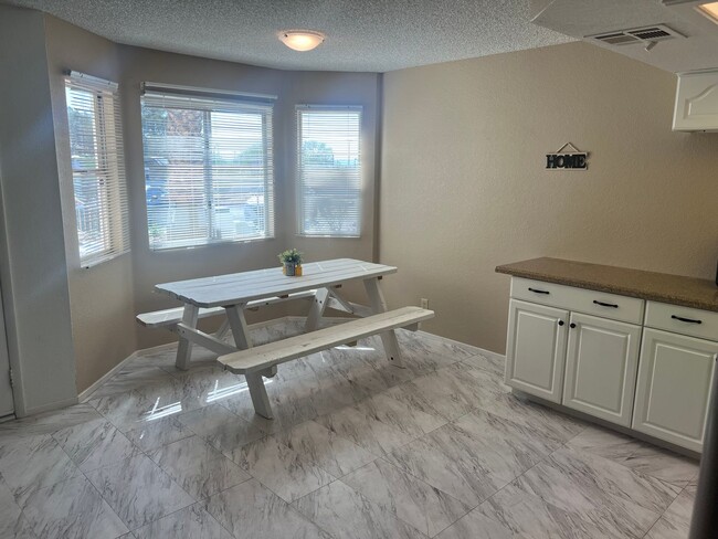 Building Photo - A very Nice and Clean 2 Bedroom, 2 Bathroo...