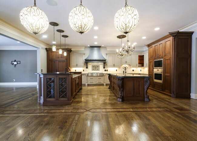 Building Photo - 9020 Whisperinghill Dr