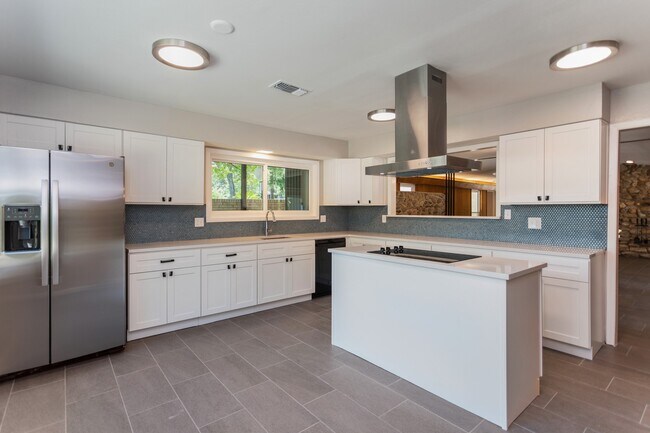Building Photo - 9106 Bonhomme Rd