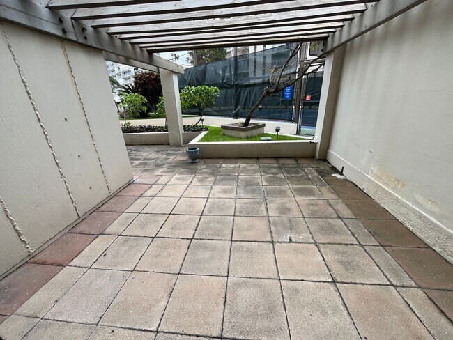 Building Photo - Yacht Harbor Towers (Ala Moana)-1282 sf, 2 bed+den, 2 bath, 2 prkg-INCLUDES UTILITIES