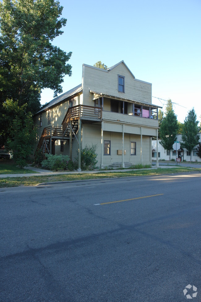 Building Photo - 802 Pine St