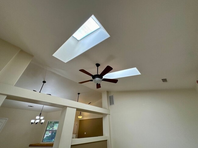 Building Photo - Beautiful well maintained home! Excellent ...