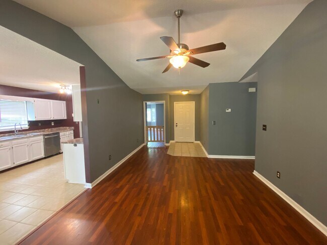 Building Photo - 200 S Creek Dr