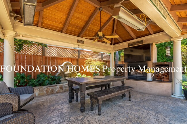 Building Photo - Gorgeous Ranch Style 4BD/2.5BA!  Outdoor Kitchen!  Hot Tub!  FOUNDATION