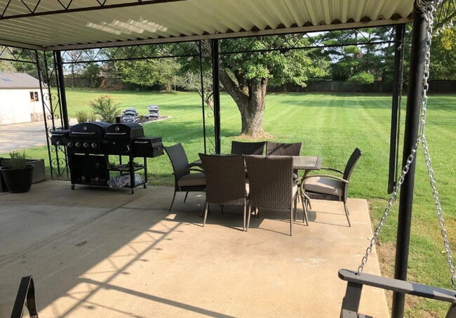 Building Photo - 3bed/2bth. Once acre lot w/storage shed an...