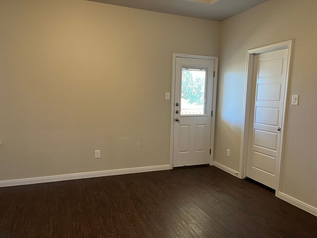 Building Photo - Luxury 3x2 Duplex in Seguin, TX!