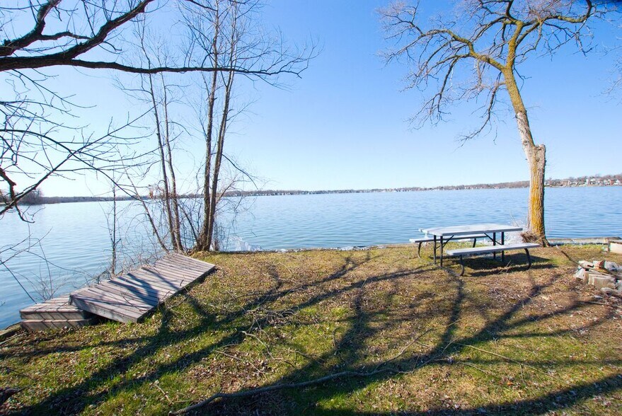 Building Photo - 1805 E Lake Dr