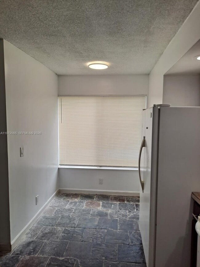 Building Photo - 2544 Riverside Dr