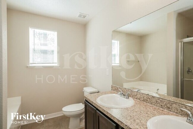 Building Photo - 10226 Magnolia Hills Dr