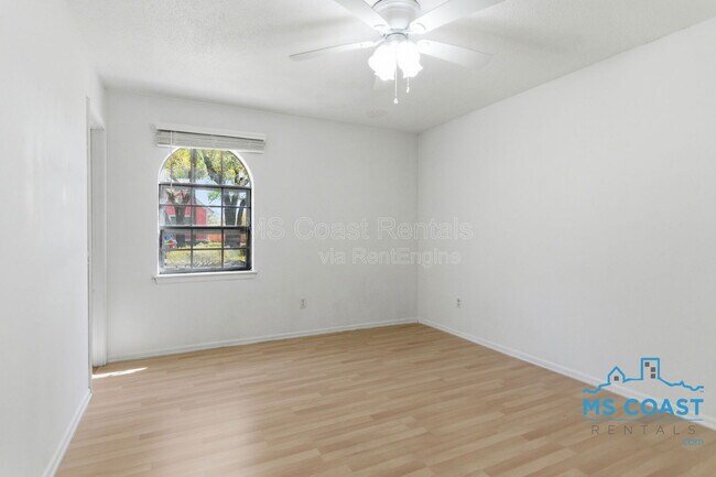 Building Photo - 167 Daisy St