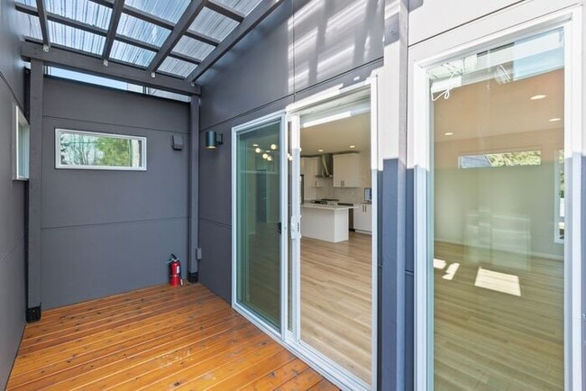 Building Photo - Newly Built Air-Conditioned Luxury Townhome in Highly Desired Admiral