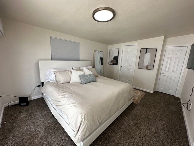 Building Photo - Beautiful Newly Remodeled Furnished Home: ...