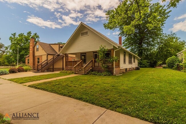 Building Photo - Ideal Location! Next to KSU!