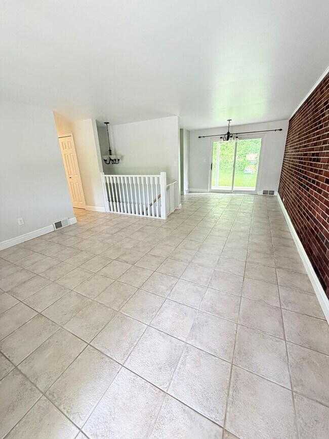 Building Photo - Spacious 3-Bedroom 1.5 - bathroom Home for Rent