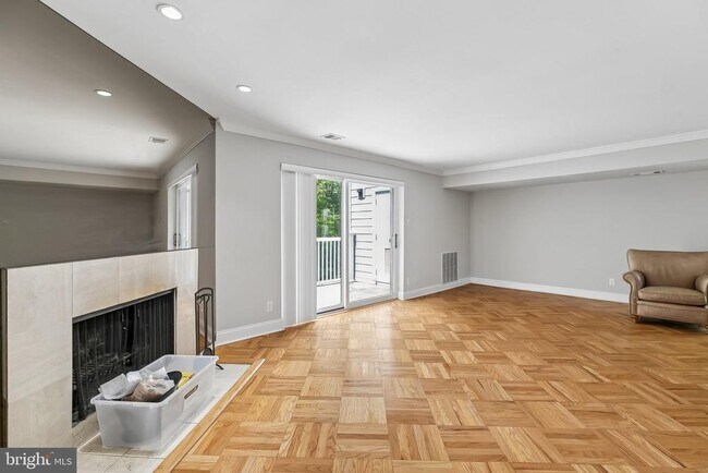 Building Photo - 1740 Oakwood Terrace