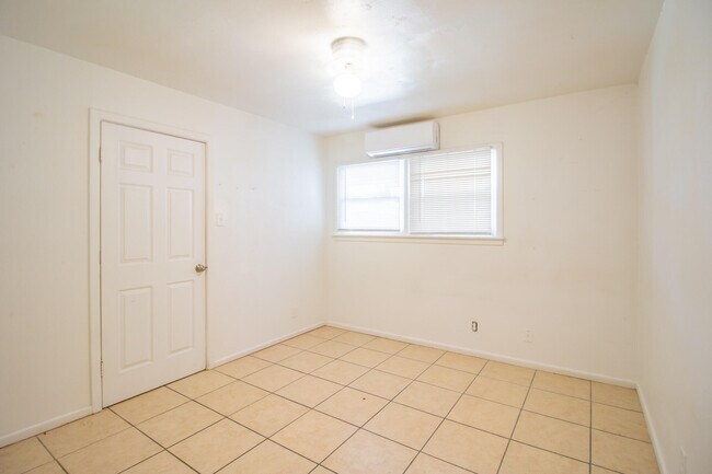 Building Photo - 1610 45th St